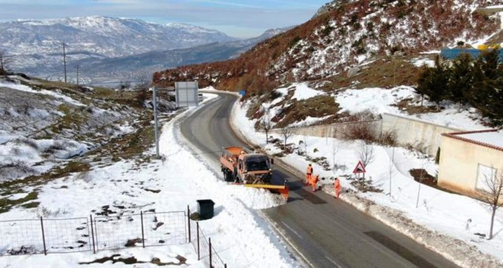 Hapet per qarkullimin e mjeteve te tonazhit rruga ne Qafe Thane